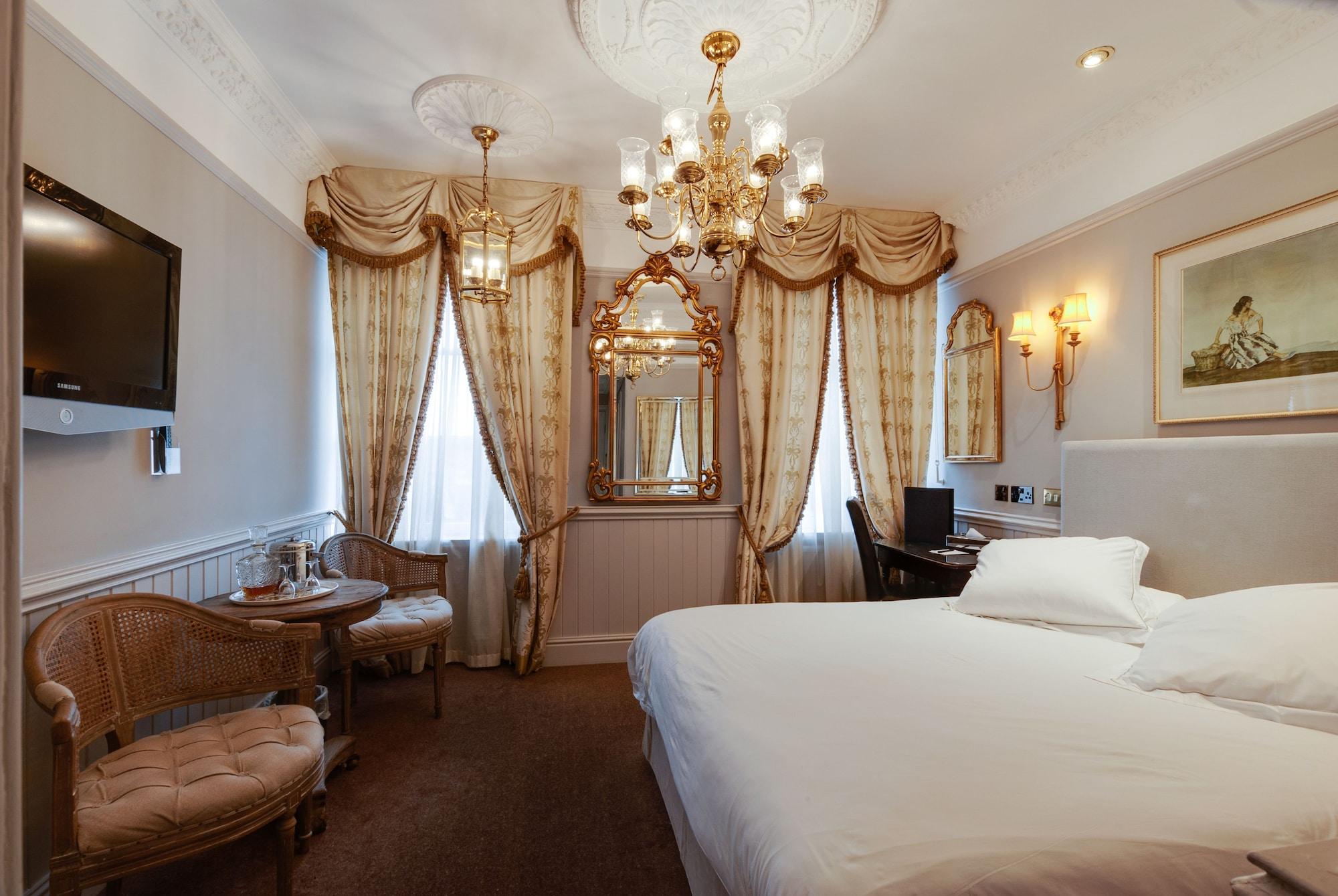 Hotel The Empire &